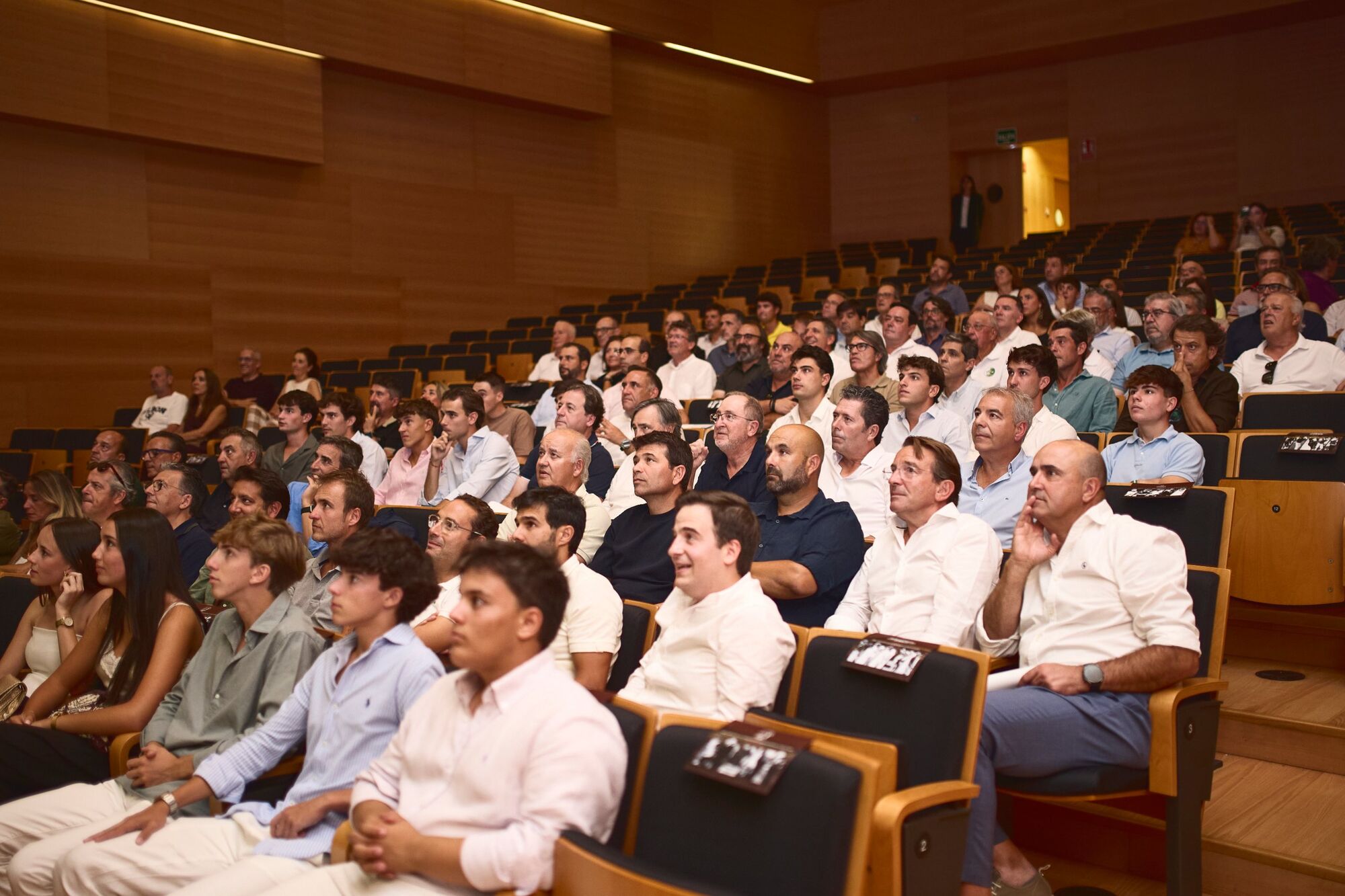 Auditorio lleno durante la presentación oficial del torneo