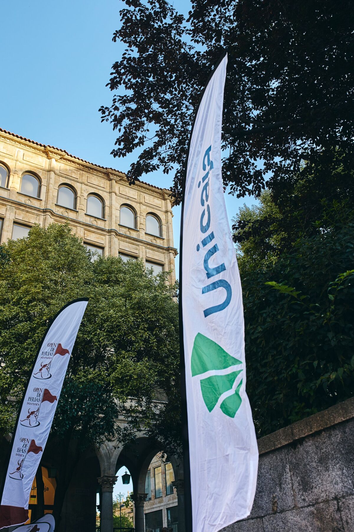 Banderolas del Open de Ferias y de Unicaja vistas a contrapicado