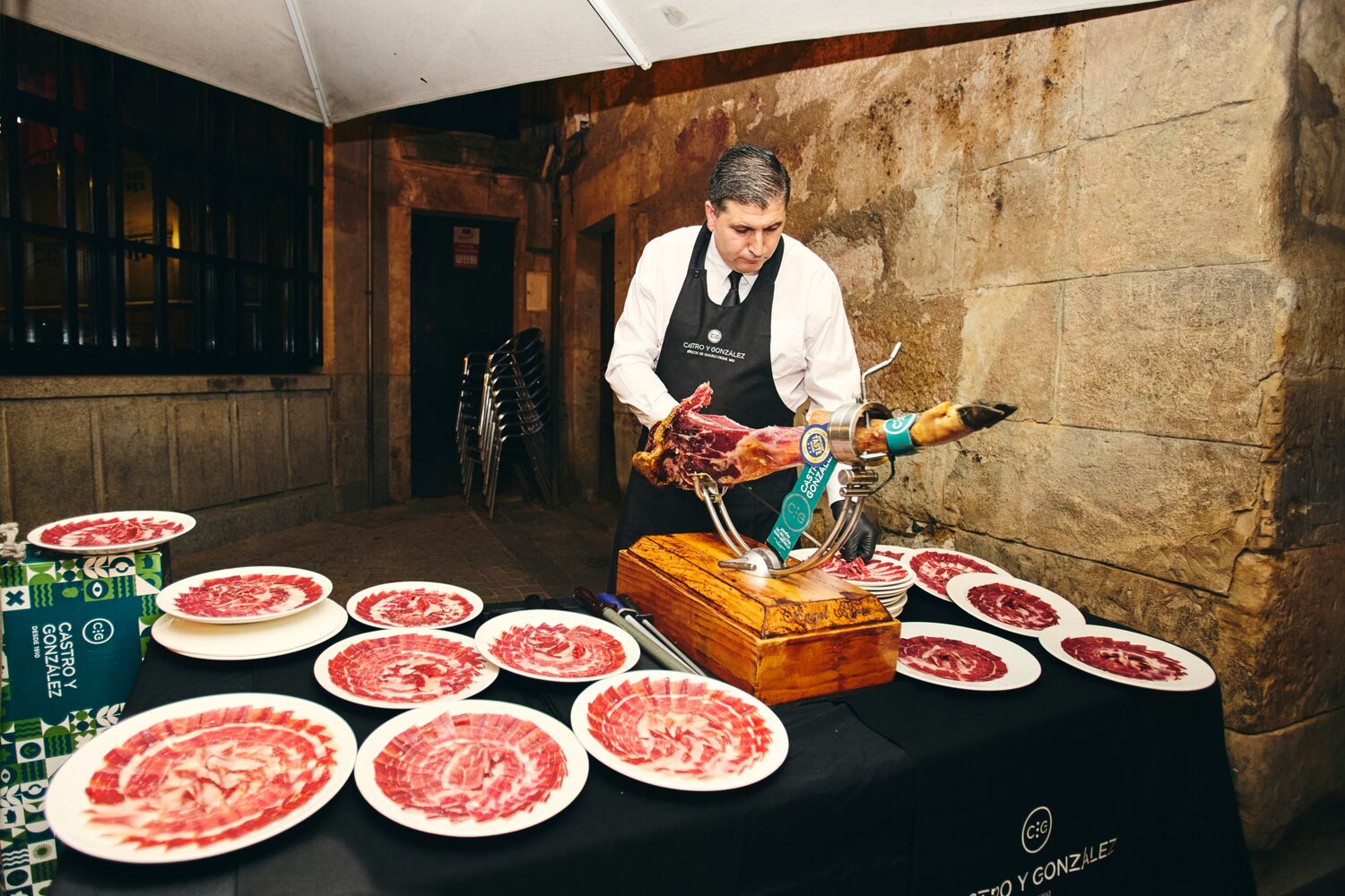 Platos de jamón ibérico recién cortado servidos durante el evento